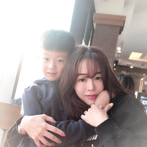 Bà mẹ một con có làn da mịn màng, căng bóng bất chấp tuổi tác. Bà mẹ một con có làn da mịn màng, căng bóng bất chấp tuổi tác.