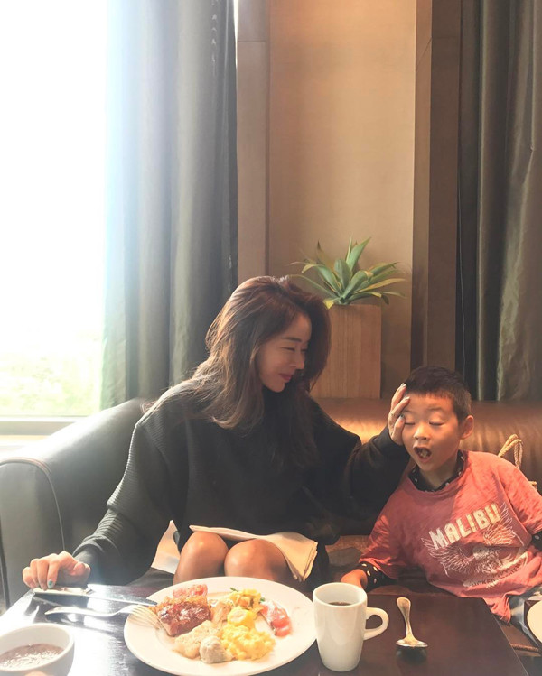 Ngoài ra, yếu tố mà Bella Jay cho là mang tính chất quyết định giúp cô giữ gìn vẻ trẻ trung chính là tinh thần thoải mái. Ngoài ra, yếu tố mà Bella Jay cho là mang tính chất quyết định giúp cô giữ gìn vẻ trẻ trung chính là tinh thần thoải mái.