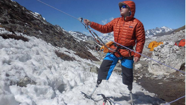 Ông lão 69 tuổi chinh phục đỉnh Everest bằng hai chân giả - 1