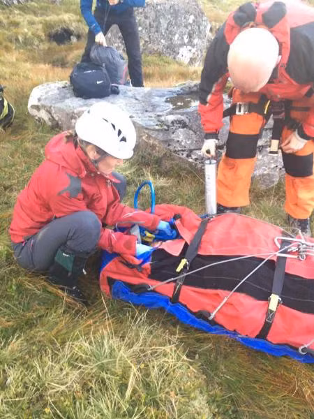 Cô đã được giải cứu và đưa đến bệnh viện bằng máy bay trực thăng