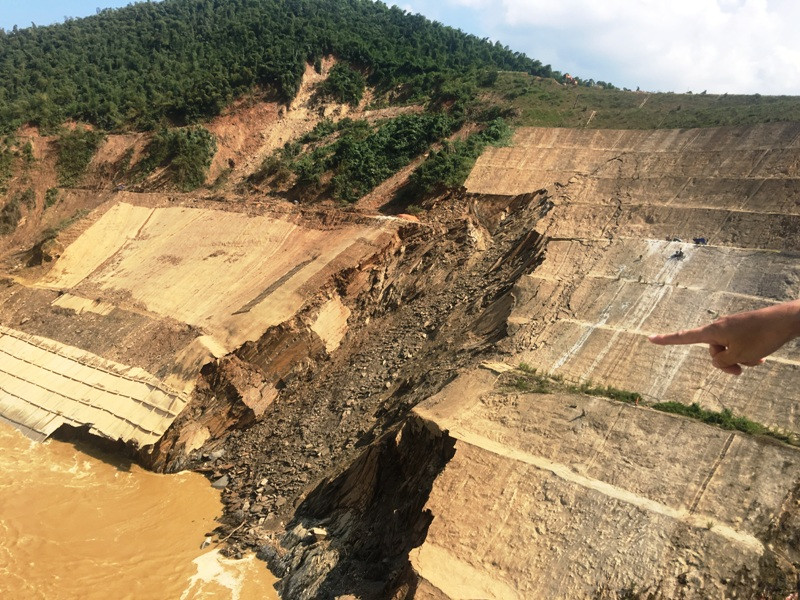 Vết sạt trượt ở vai phải mái đào hố xói đập tràn Thủy điện Trung Sơn đang có chiều hướng phát triển lên cao.