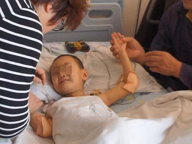 Cậu bé 3 tuổi bị viêm dạ dày do ăn cơm chan canh, cảnh báo thói quen rất nguy hiểm - 1