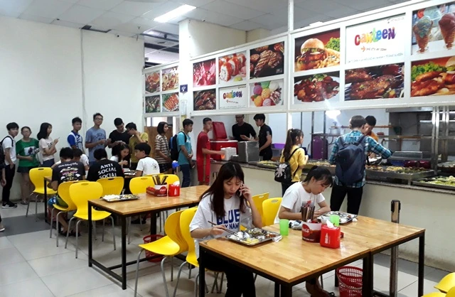 Sinh viên xếp hàng gọi món tự chọn trong Canteen KTX Mỹ Đình