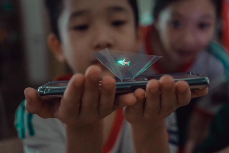 Irisers học tiếng Anh khoa học qua ứng dụng công nghệ Hologram.