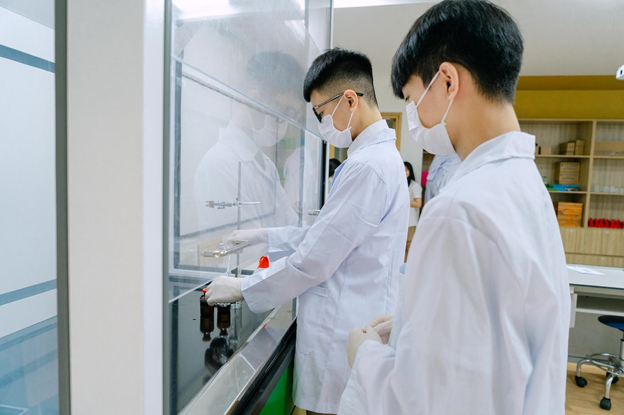 Học sinh được thoả sức nghiên cứu với hệ thống phòng thí nghiệm hiện đại. Học sinh được thoả sức nghiên cứu với hệ thống phòng thí nghiệm hiện đại.