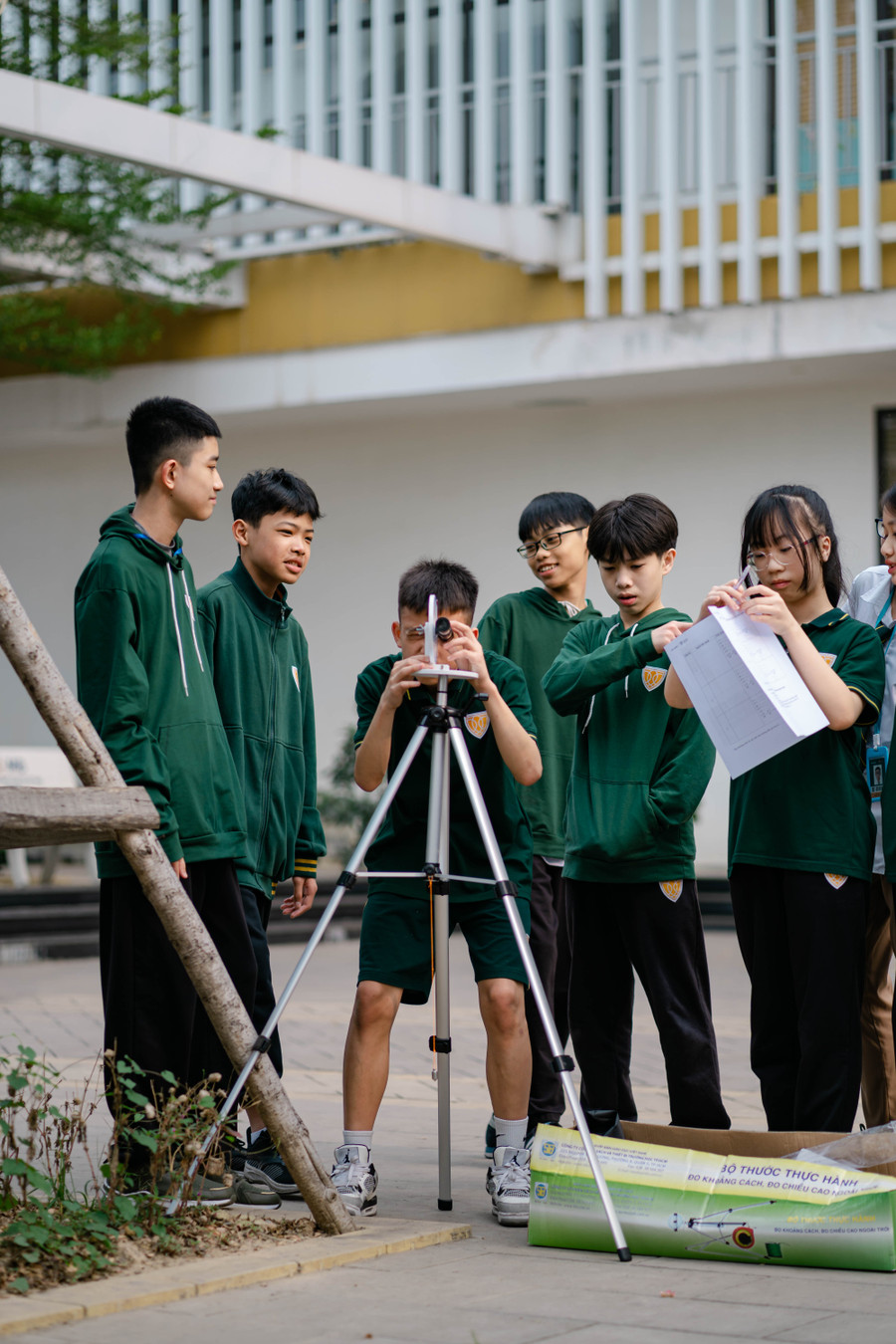 Học sinh Iris thực hành ứng dụng toán học trong một tiết học ngoài trời.