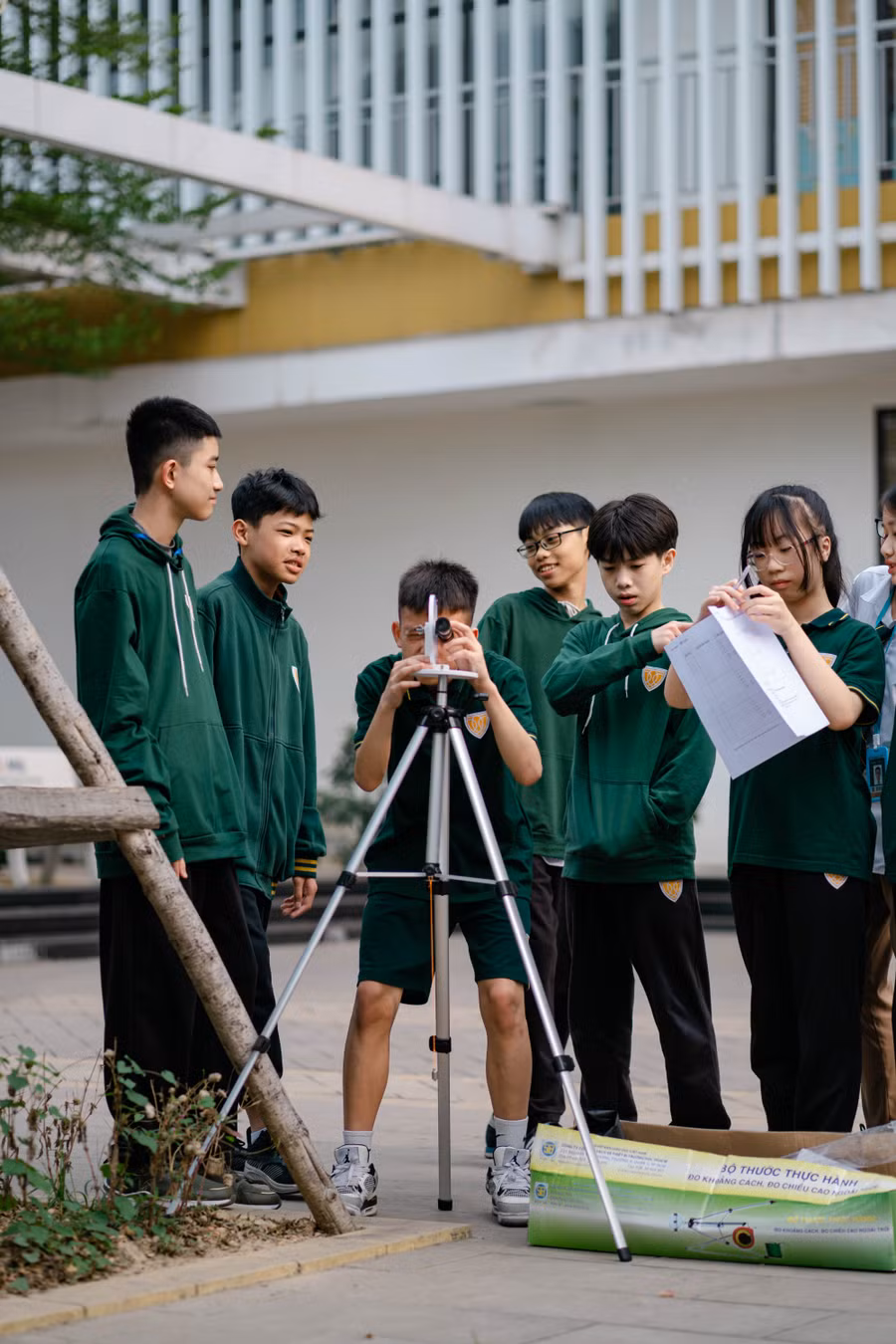 Học sinh Iris thực hành ứng dụng toán học trong một tiết học ngoài trời.