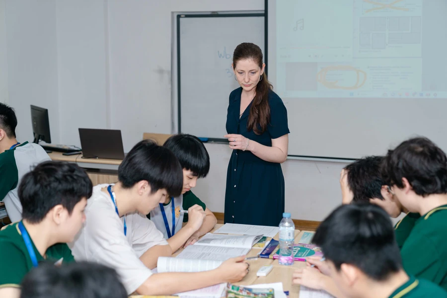 Học sinh Iris học IELTS cùng giáo viên nước ngoài.