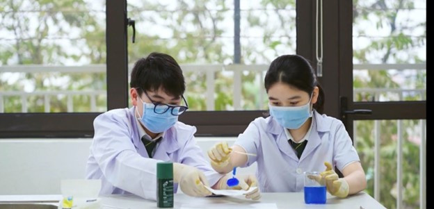 Học sinh được thoả sức nghiên cứu với hệ thống phòng thí nghiệm hiện đại. Học sinh được thoả sức nghiên cứu với hệ thống phòng thí nghiệm hiện đại.