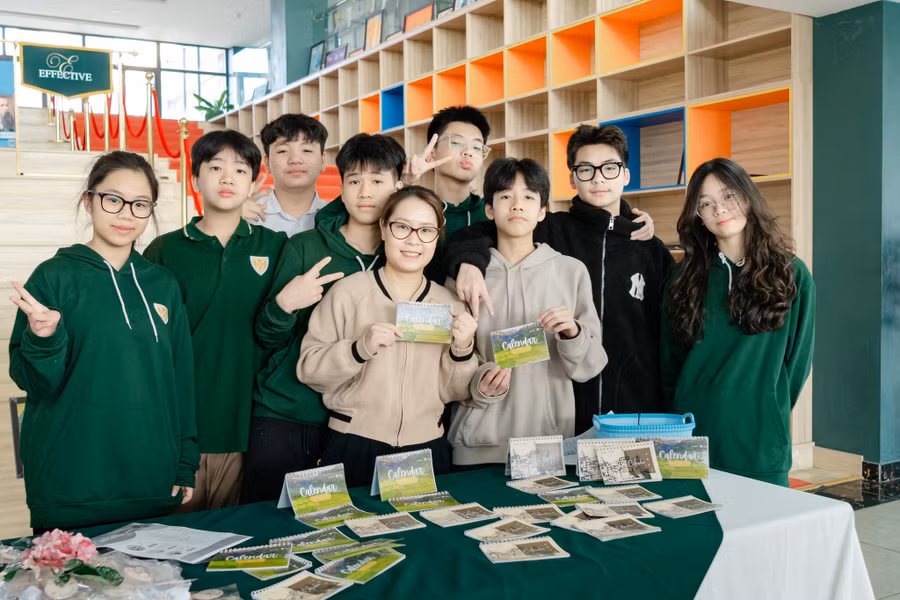 Học sinh Iris bán hàng handmade do mình thực hiện gây quỹ từ thiện trong dự án Thắp lửa yêu thương.