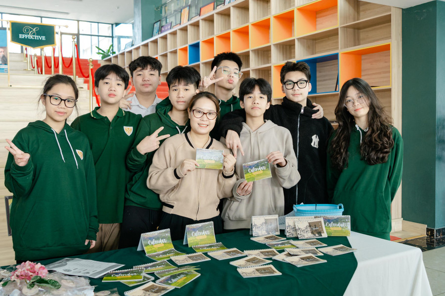 Học sinh Iris bán hàng handmade do mình thực hiện gây quỹ từ thiện trong dự án Thắp lửa yêu thương.