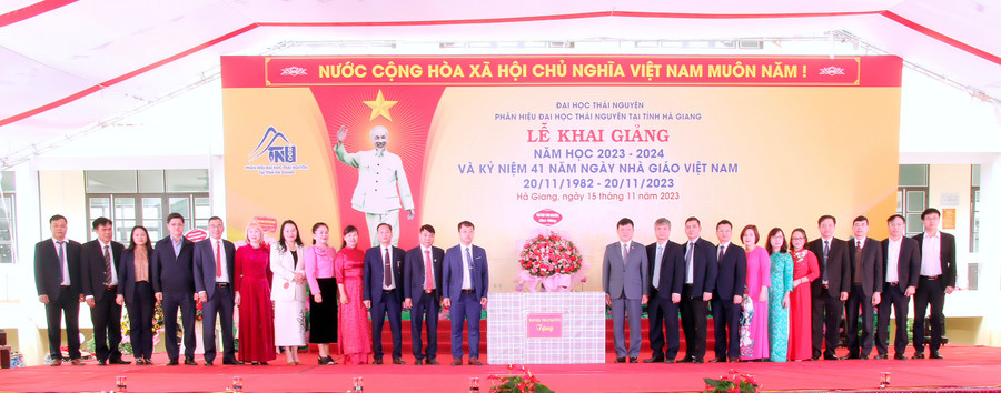 Lãnh đạo Đại học Thái Nguyên tặng hoa chúc mừng Phân hiệu. Lãnh đạo Đại học Thái Nguyên tặng hoa chúc mừng Phân hiệu.