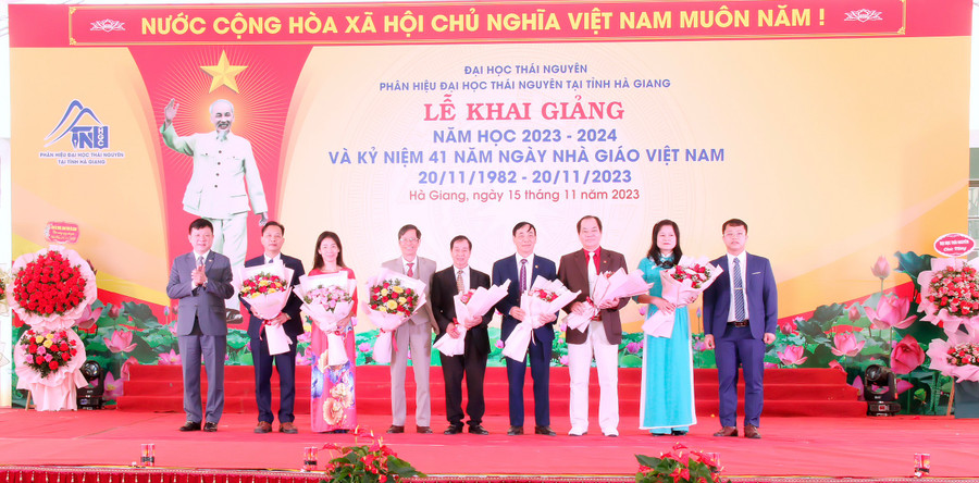 Lãnh đạo Phân hiệu ĐHTN tại tỉnh Hà Giang tặng hoa tri ân các thầy, cô nguyên là lãnh đạo trường Cao đẳng Sư phạm Hà Giang và cán bộ, giáo viên của Phân hiệu nhân dịp kỷ niệm 41 năm Ngày Nhà giáo Việt Nam. (20/11/1982 - 20/11/2023). Lãnh đạo Phân hiệu ĐHTN tại tỉnh Hà Giang tặng hoa tri ân các thầy, cô nguyên là lãnh đạo trường Cao đẳng Sư phạm Hà Giang và cán bộ, giáo viên của Phân hiệu nhân dịp kỷ niệm 41 năm Ngày Nhà giáo Việt Nam. (20/11/1982 - 20/11/2023).
