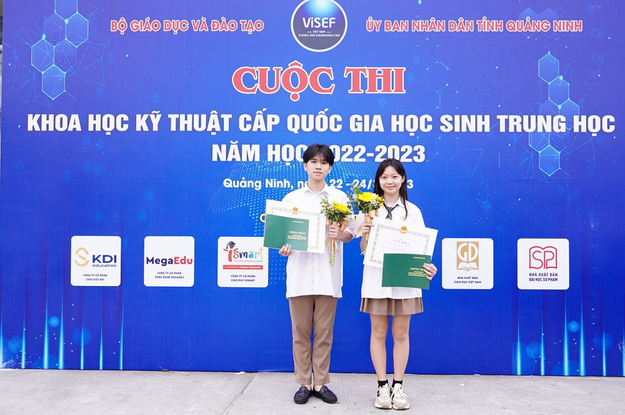 Irisers dành giải thưởng tại Cuộc thi Khoa học kỹ thuật cấp quốc gia dành cho học sinh trung học. Irisers dành giải thưởng tại Cuộc thi Khoa học kỹ thuật cấp quốc gia dành cho học sinh trung học.