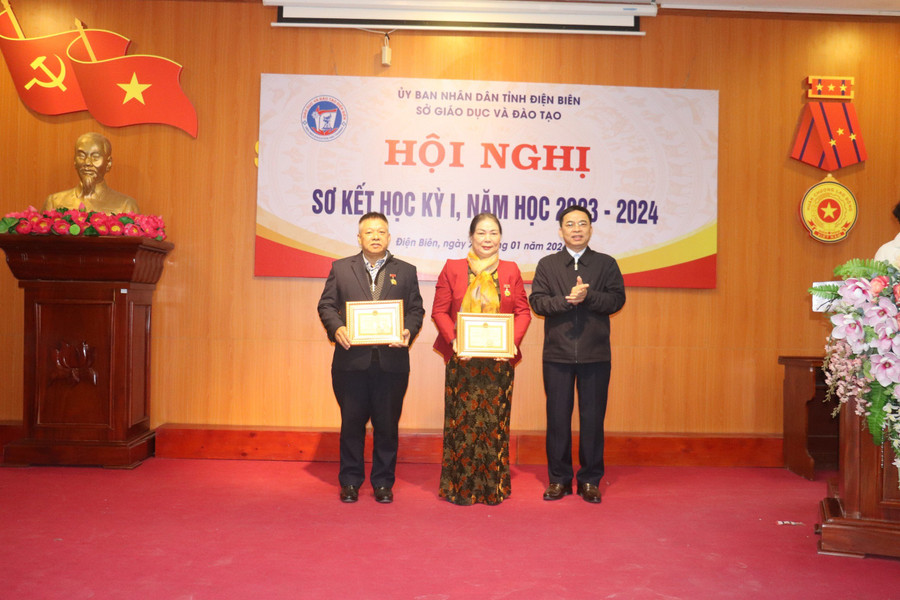 Ông Nguyễn Văn Đoạt - Giám đốc Sở GD&ĐT Điện Biên trao tặng Huy hiệu “Vì sự nghiệp xây dựng và phát triển tỉnh Điện Biên” của UBND tỉnh cho 2 cá nhân. Ông Nguyễn Văn Đoạt - Giám đốc Sở GD&ĐT Điện Biên trao tặng Huy hiệu “Vì sự nghiệp xây dựng và phát triển tỉnh Điện Biên” của UBND tỉnh cho 2 cá nhân.