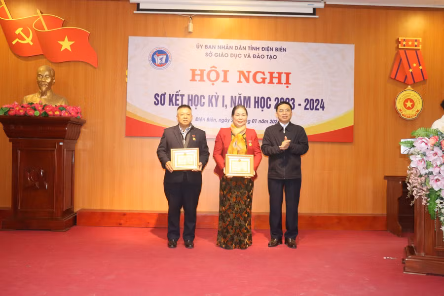 Ông Nguyễn Văn Đoạt - Giám đốc Sở GD&amp;ĐT Điện Biên trao tặng Huy hiệu “Vì sự nghiệp xây dựng và phát triển tỉnh Điện Biên” của UBND tỉnh cho 2 cá nhân.