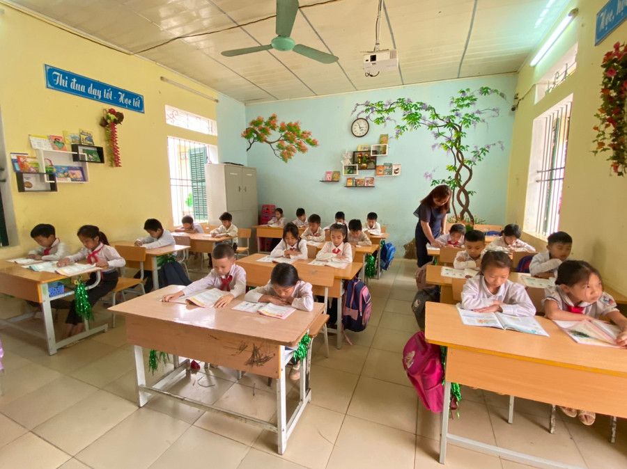 Một buổi học của cô trò nhà trường. Một buổi học của cô trò nhà trường.