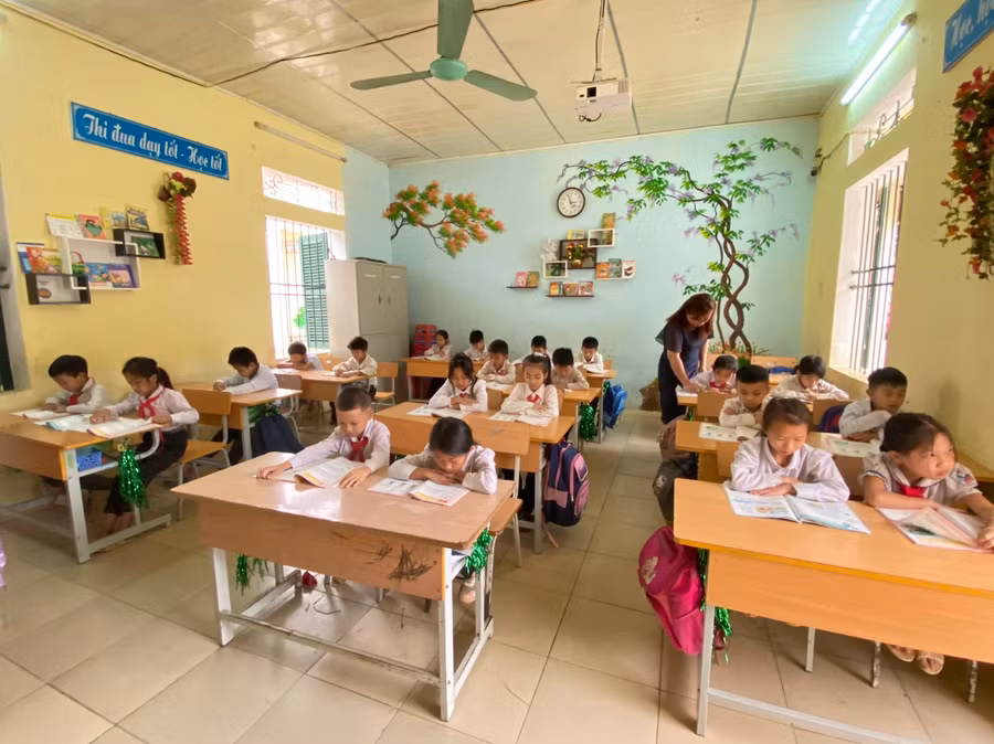 Một buổi học của cô trò nhà trường.