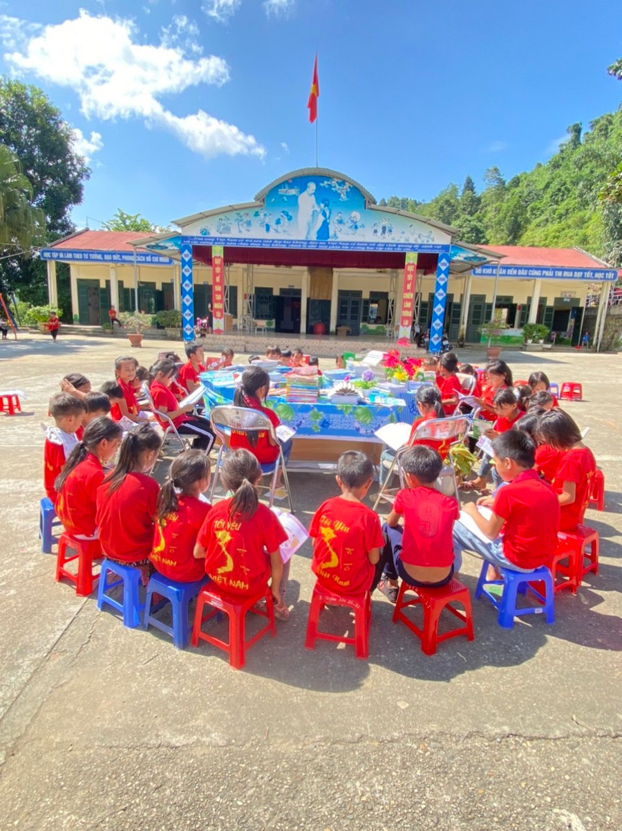 Học sinh tham gia đọc sách. Học sinh tham gia đọc sách.