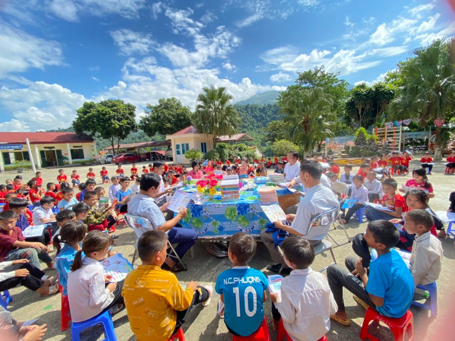 Thầy trò nhà trường hưởng ứng "Ngày sách và văn hóa đọc Việt Nam". Thầy trò nhà trường hưởng ứng "Ngày sách và văn hóa đọc Việt Nam".