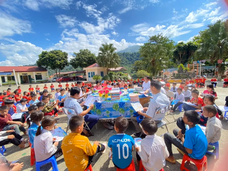 Thầy trò nhà trường hưởng ứng "Ngày sách và văn hóa đọc Việt Nam".