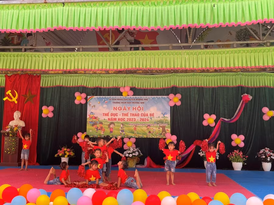 Các bé tự tin biểu diễn.