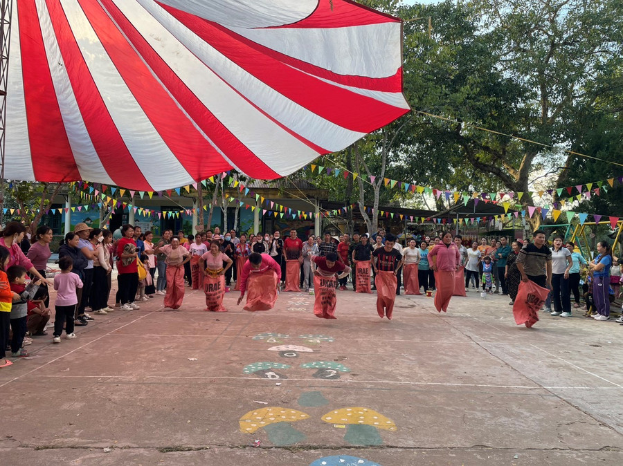 Thi nhảy bao bố. Thi nhảy bao bố.