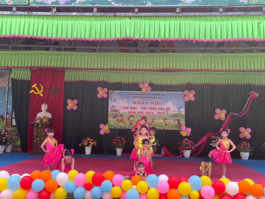 Các bé biểu diễn Aerobic. Các bé biểu diễn Aerobic.