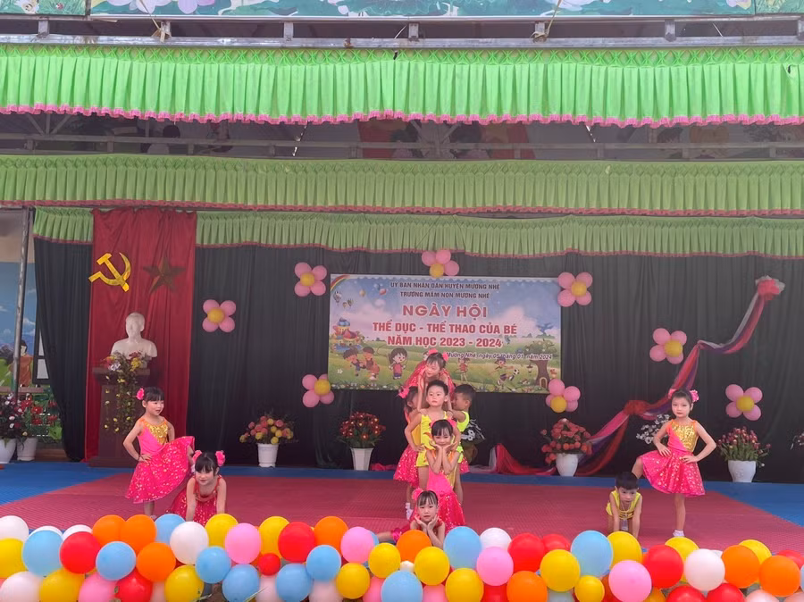 Các bé biểu diễn Aerobic.