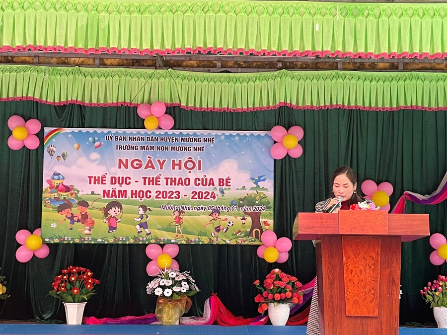 Cô Hồ Thị Thắm phát biểu. Cô Hồ Thị Thắm phát biểu.