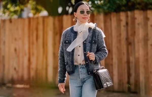 Thanh lịch và sang trọng là những từ khóa trong style của Hallie Swanson. Quý cô này thường xuyên diện những mẫu áo khoác sang chảnh, điển hình như áo dạ tweed. 