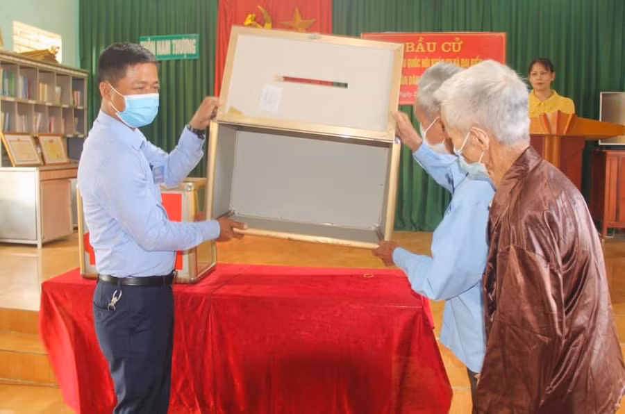 Kiểm tra hòm phiếu.