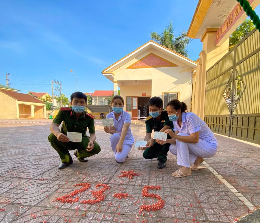 Cán bộ công an, bộ đội, y tá cầm lá phiếu trên tay để lựa chọn những ứng cử đại biểu xứng đáng vào HĐND các cấp.