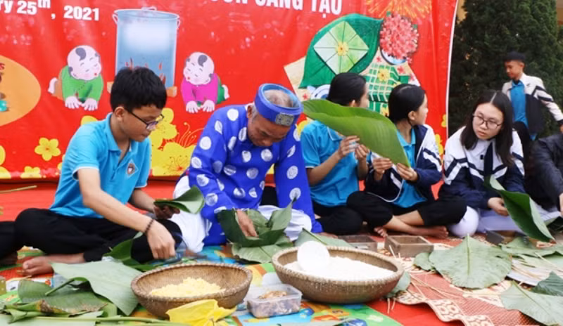 Hoạt động ngoại khóa tìm hiểu truyền thống văn hóa dân tộc.