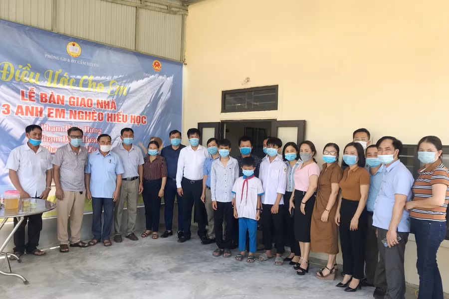 Chụp ảnh lưu niệm trước căn nhà khang trang của 3 anh/em Hoàng, Hưng, Hòa.