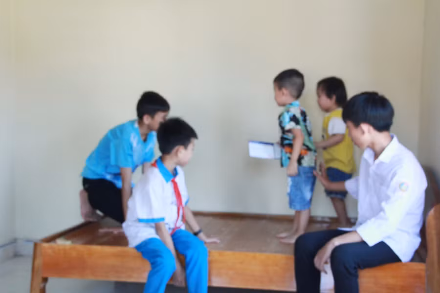 Niềm vui của 3 anh/em trong ngày có nhà mới.