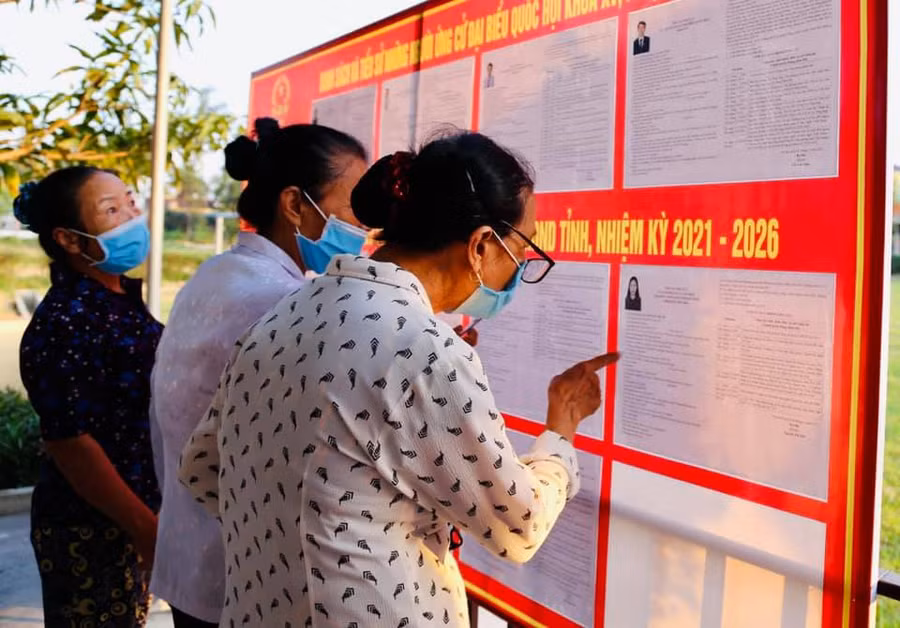 Ngay từ sáng sớm các cụ bà, cụ ông đã hăng hái cầm lá phiếu trên tay đến các điểm bầu cử.