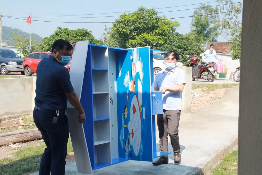 Nhà tài trợ, tài trợ tủ sách cho 3 cháu.