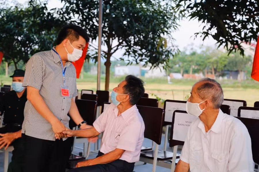 Ông Trần Nhật Tân - Chủ tịch Ủy ban MTTQ tỉnh Hà Tĩnh tại các điểm bỏ phiếu trò chuyện, chia sẻ cùng các cử tri lớn tuổi.