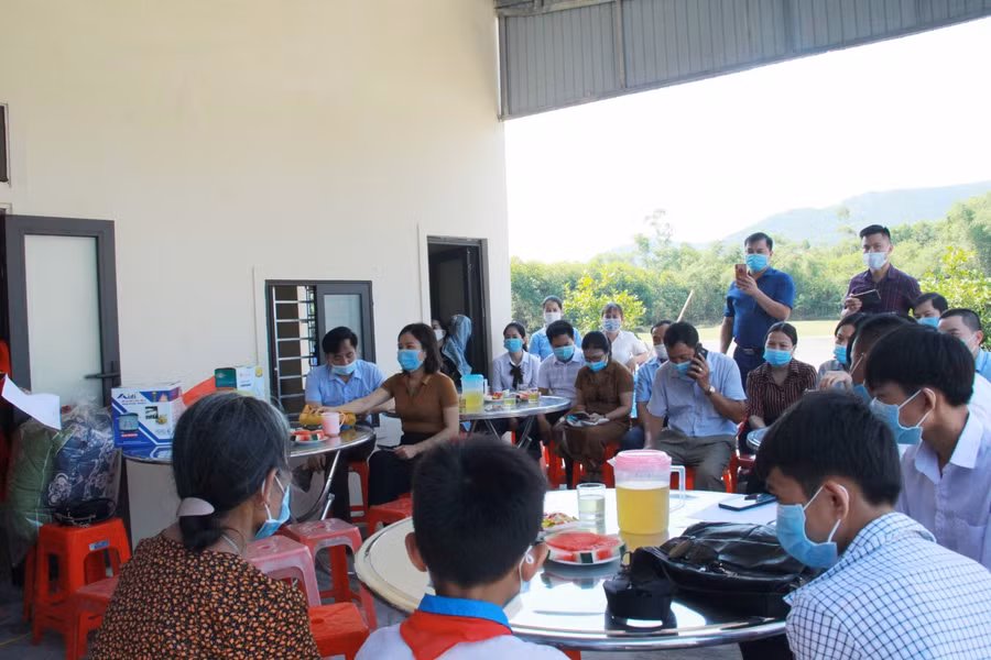 Nhà báo Nguyễn Văn Dũng - Trưởng văn phòng Báo GD&amp;TĐ Miền Trung - Tây Nguyên phát biểu tại buổi lễ bàn giao nhà cho 3 cháu.