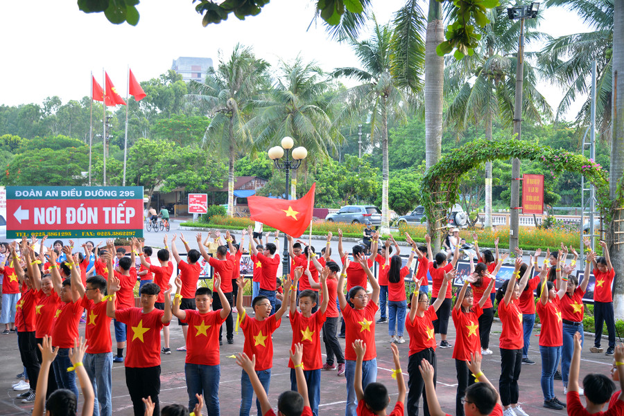 Tiết mục hưởng ứng ngày hội của CLB Đọc sách cùng con.