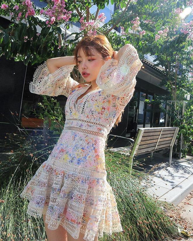 Kiểu váy hoa nhí được giới trẻ lựa chọn vì tính tiện lợi phù hợp với buổi hẹn hò ngoài trời, hay những chuyến du lịch biển. Bon mon do cac co gai can co trong tu quan ao mua he hinh anh 6