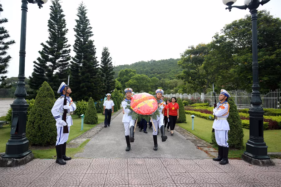 Lễ dâng hương tưởng niệm các anh hùng liệt sĩ.