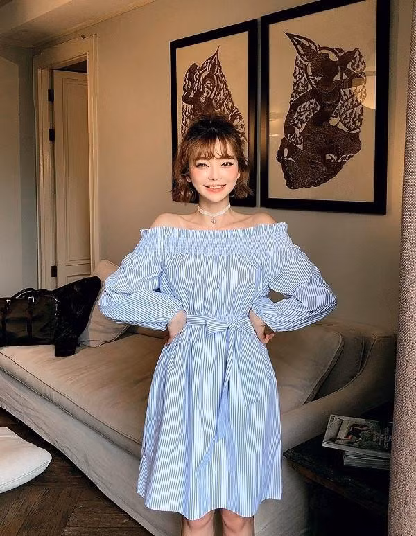 Váy hở vai: Đây là món đồ ưa chuộng của các cô gái trong những ngày hè nắng nóng. Với chi tiết cut out tinh tế, thiết kế giúp phái nữ dễ dàng khoe bờ vai thon duyên dáng. Bon mon do cac co gai can co trong tu quan ao mua he hinh anh 3