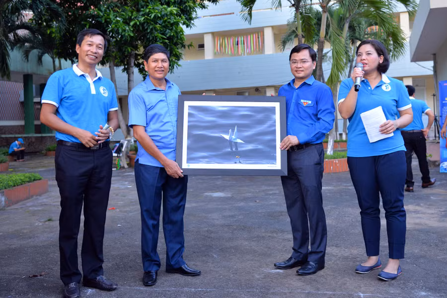 Những bức ảnh tại triển lãm với tinh thần ủng hộ Trường Sa.