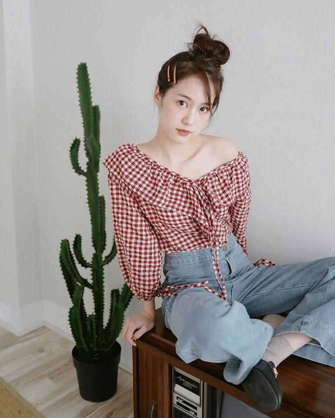 Áo sơ mi ging ham: Một món đồ vừa mát mẻ, nổi bật trong những ngày hè chắc chắn phải kể đến áo sơ mi ging ham. Đây là kiểu họa tiết kẻ ca rô có nền trắng chủ đạo, kết hợp một hay nhiều màu sắc đậm nhạt khác nhau. Bon mon do cac co gai can co trong tu quan ao mua he hinh anh 1
