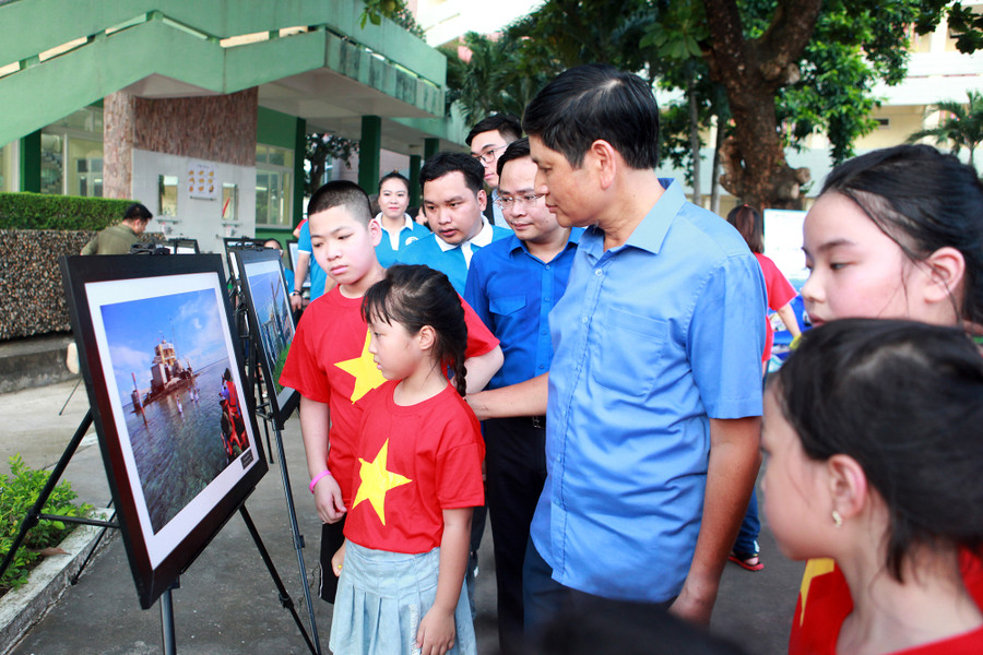 Khách tham quan hào hứng xem triển lãm.