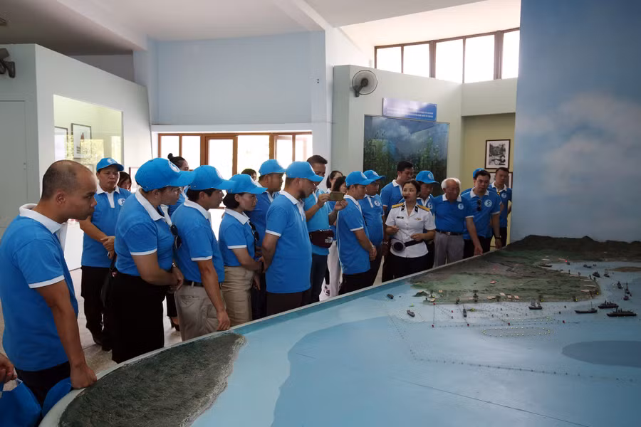 Đại biểu tham quan Bảo tàng Hải quân.