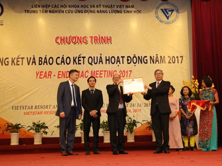 GS. Viện sĩ Đặng Vũ Minh trao bằng khen cho tập thể Trung tâm Nghiên cứu ứng dụng năng lượng sinh học