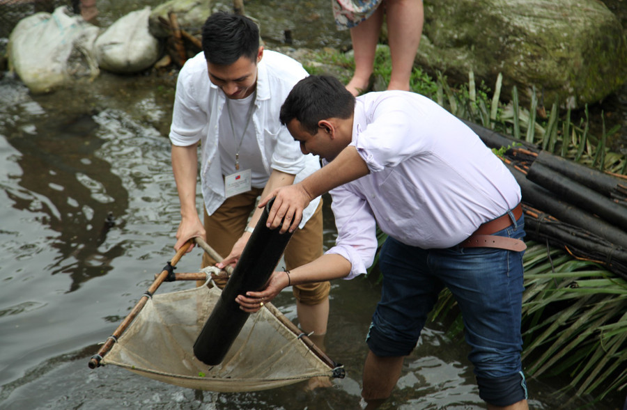 Cùng với cách đánh, bắt cá thông minh, người Ami đã sáng chế ra một cách nấu ăn bằng những viên đá được nung nóng. Khi các viên đá được nung nóng thả vào nồi nước có rau quả và cá, bạn sẽ được một nồi súp nóng bốc hơi.